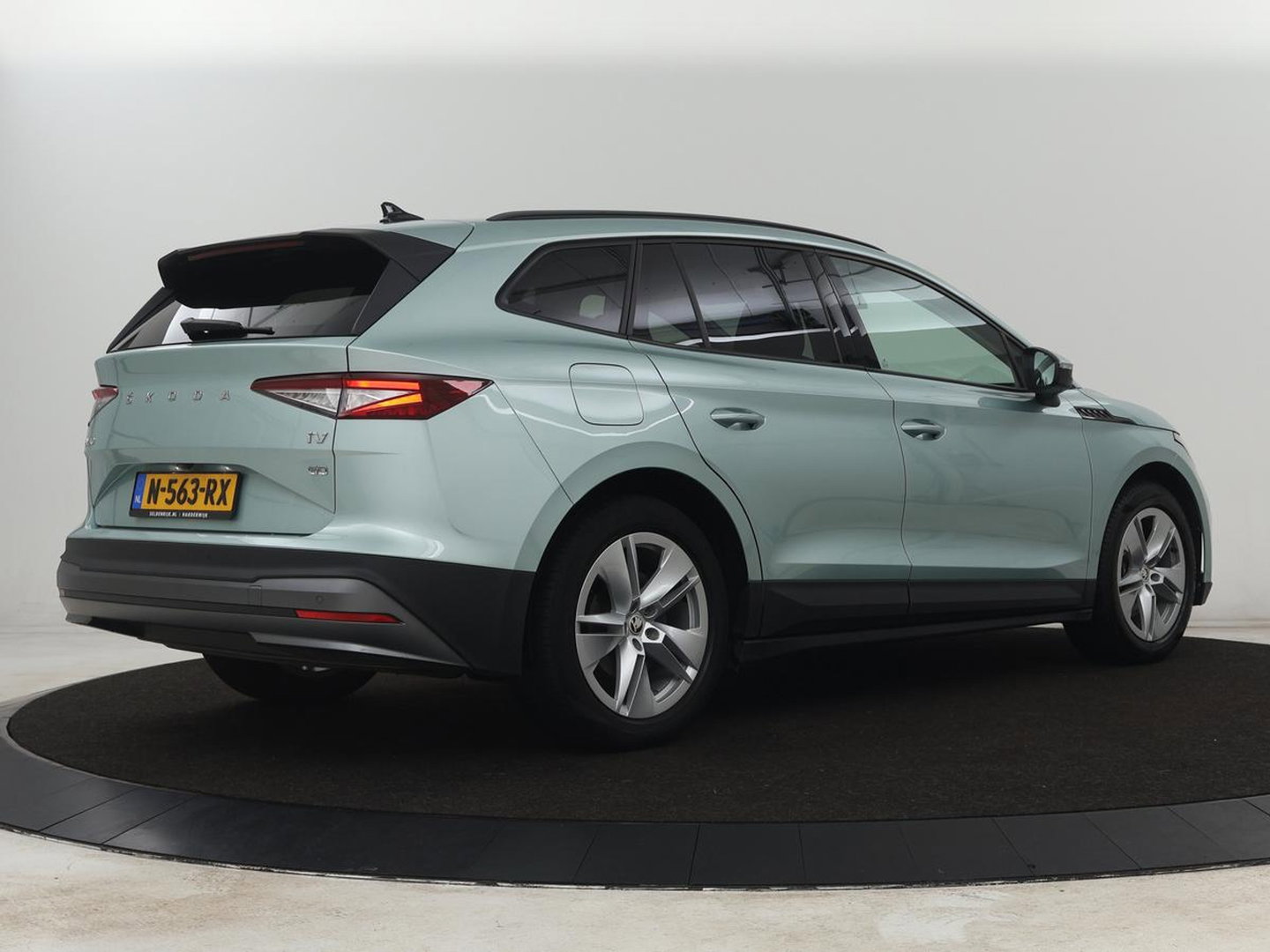 Škoda Enyaq iV 60 | Warmtepomp | Stoelverwarming | Camera | Keyless | Carplay | Navigatie | Half leder | Full LED | Cruise control | Parkeerhulp | Sfeerverlichting