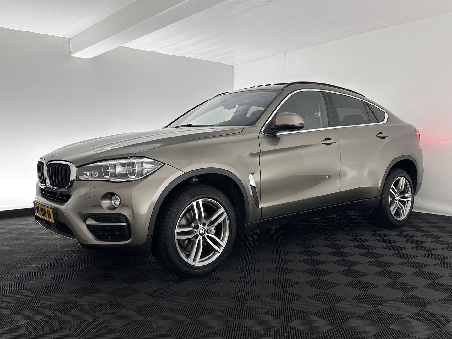 BMW X6 xDrive30d High Executive (INCL.BTW) Aut. *PANO | HEAD-UP | ADAPTIVE-CRUISE | LEATHER | FULL-LED | HARMAN/KARDON | BLINDSPOT | MEMORY-PACK | DIGI-COCKPIT | HEATED-COMFORTSEATS | NAVI-FULLMAP | PRIVACY-GLASS | SHIFT-PA