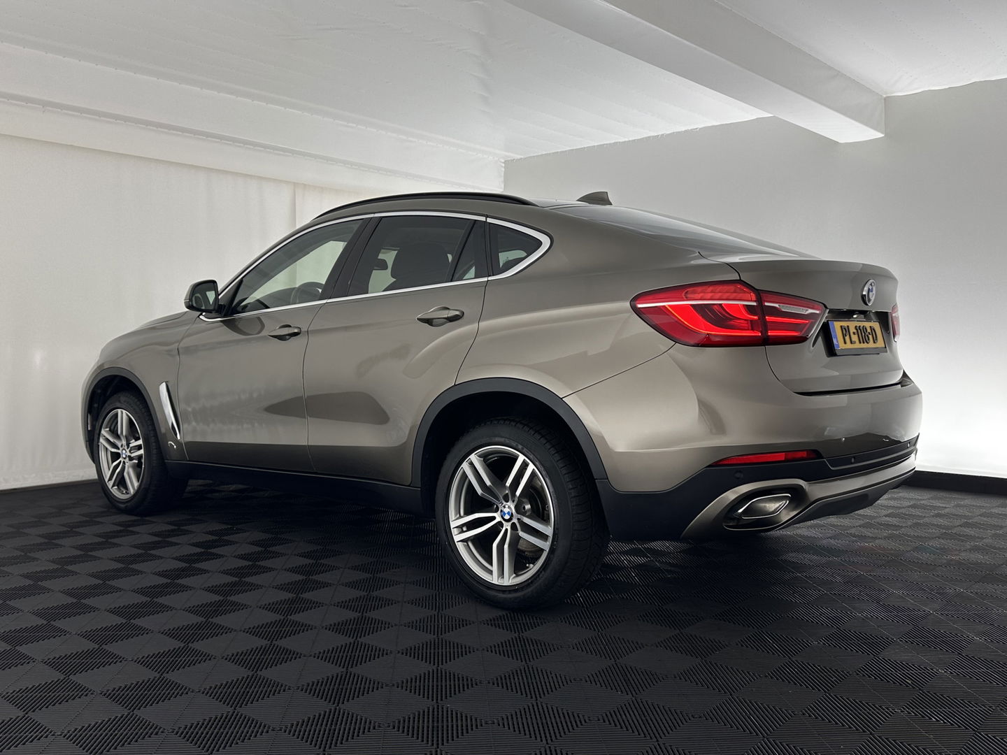 BMW X6 xDrive30d High Executive (INCL.BTW) Aut. *PANO | HEAD-UP | ADAPTIVE-CRUISE | LEATHER | FULL-LED | HARMAN/KARDON | BLINDSPOT | MEMORY-PACK | DIGI-COCKPIT | HEATED-COMFORTSEATS | NAVI-FULLMAP | PRIVACY-GLASS | SHIFT-PA