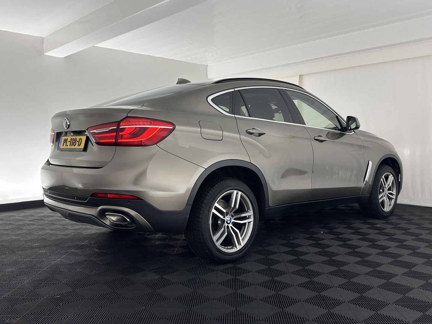 BMW X6 xDrive30d High Executive (INCL.BTW) Aut. *PANO | HEAD-UP | ADAPTIVE-CRUISE | LEATHER | FULL-LED | HARMAN/KARDON | BLINDSPOT | MEMORY-PACK | DIGI-COCKPIT | HEATED-COMFORTSEATS | NAVI-FULLMAP | PRIVACY-GLASS | SHIFT-PA