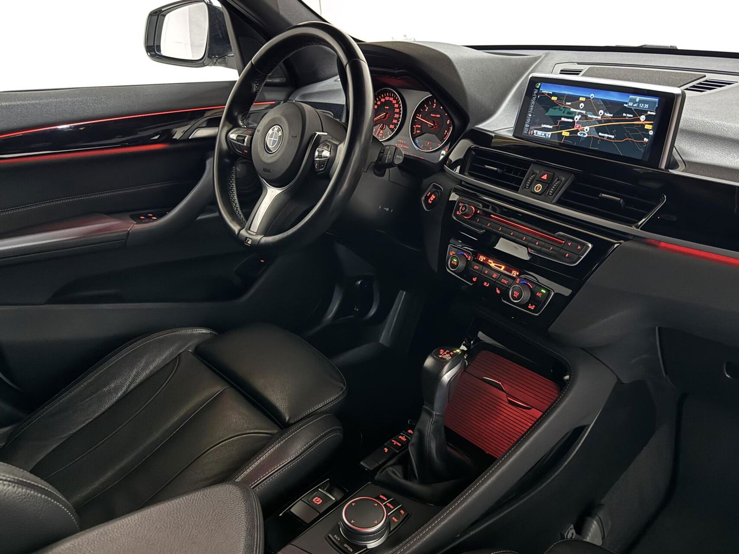 BMW X1 sDrive20i Sport Pano Leer H/K HUD Sfeerverl NAP