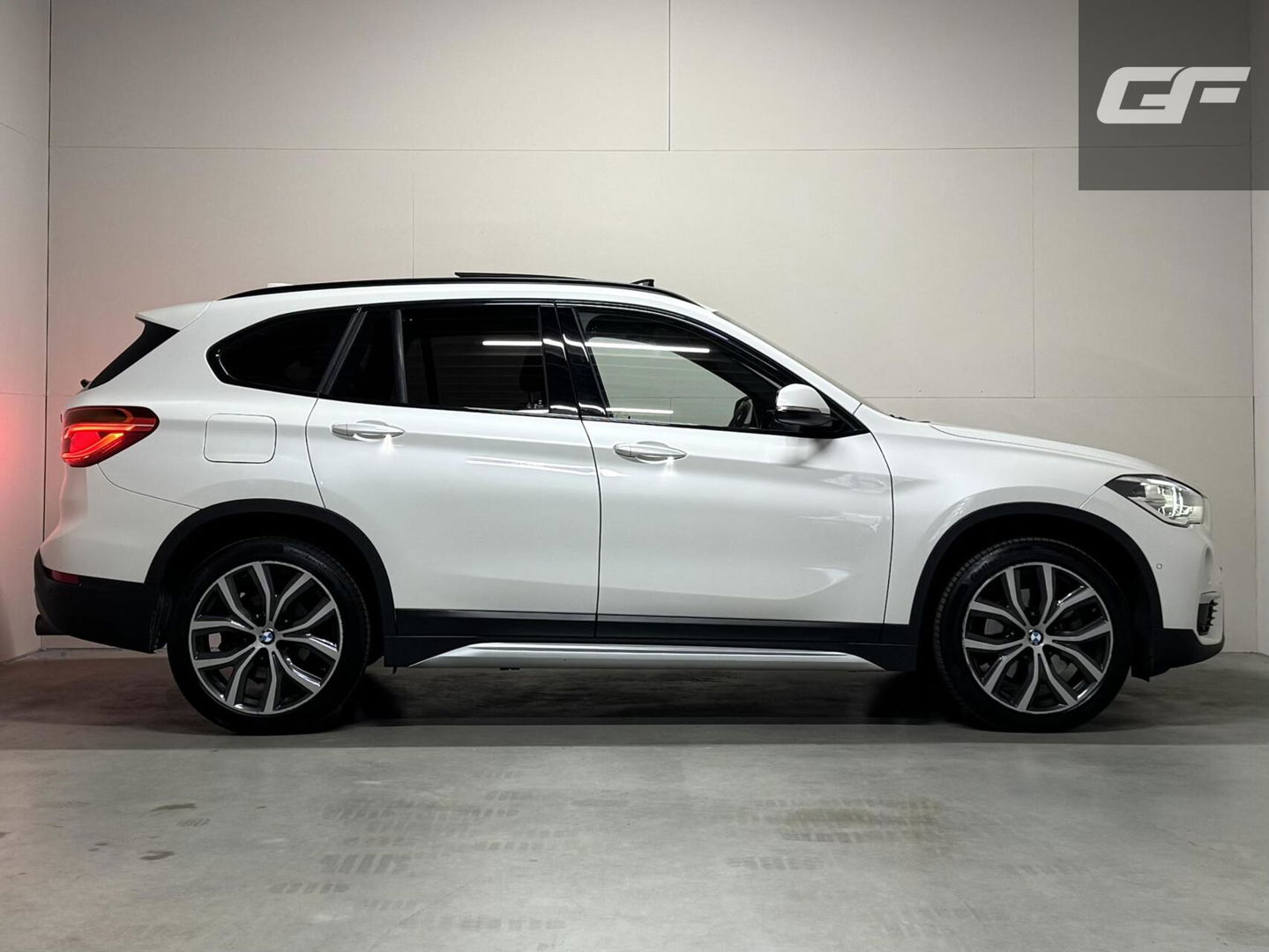 BMW X1 sDrive20i Sport Pano Leer H/K HUD Sfeerverl NAP