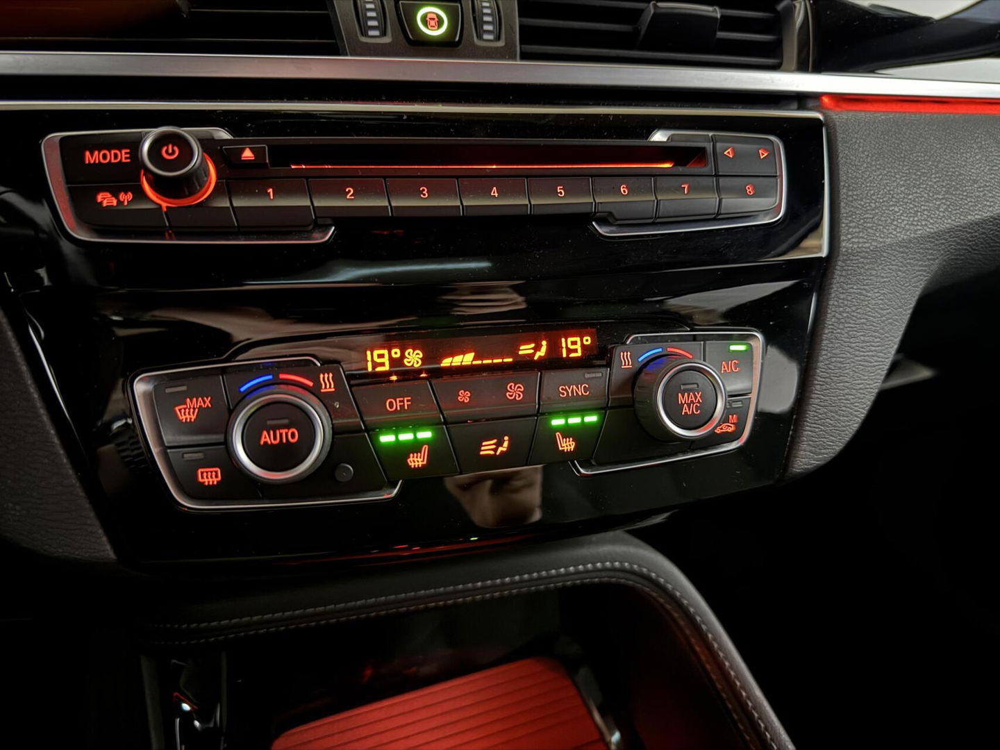 BMW X1 sDrive20i Sport Pano Leer H/K HUD Sfeerverl NAP