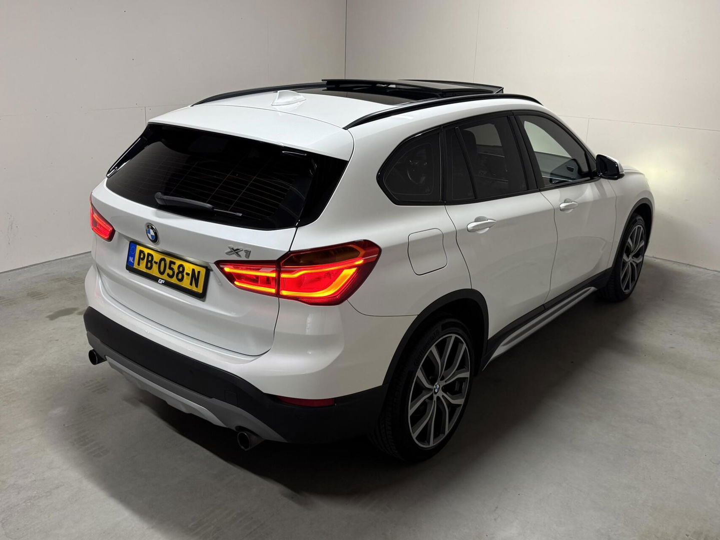 BMW X1 sDrive20i Sport Pano Leer H/K HUD Sfeerverl NAP
