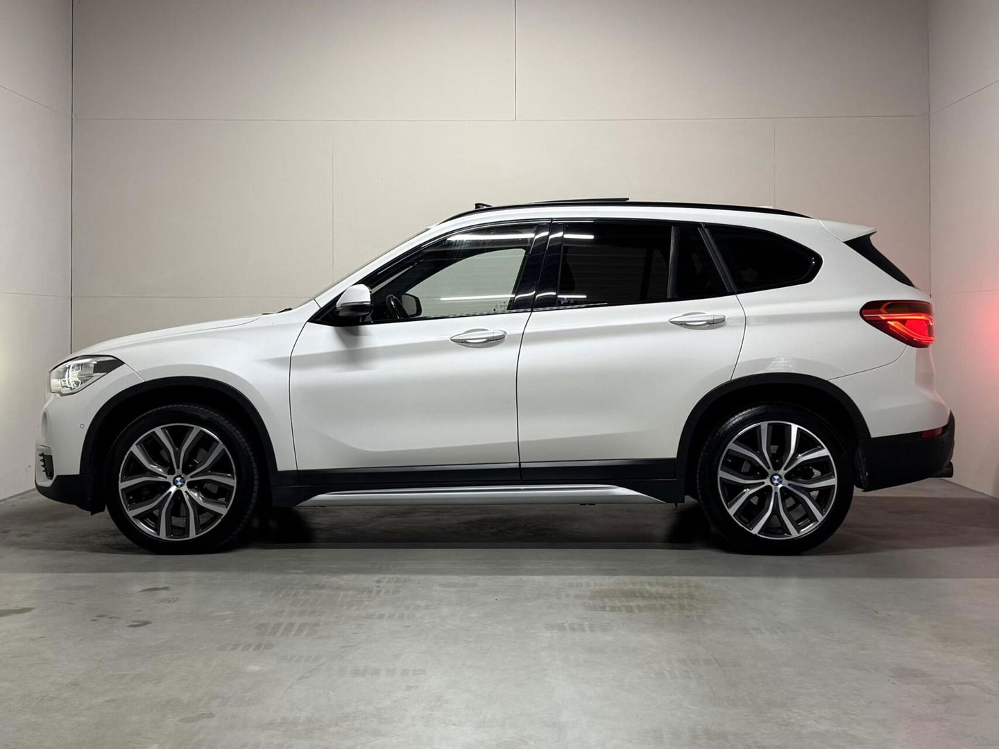 BMW X1 sDrive20i Sport Pano Leer H/K HUD Sfeerverl NAP
