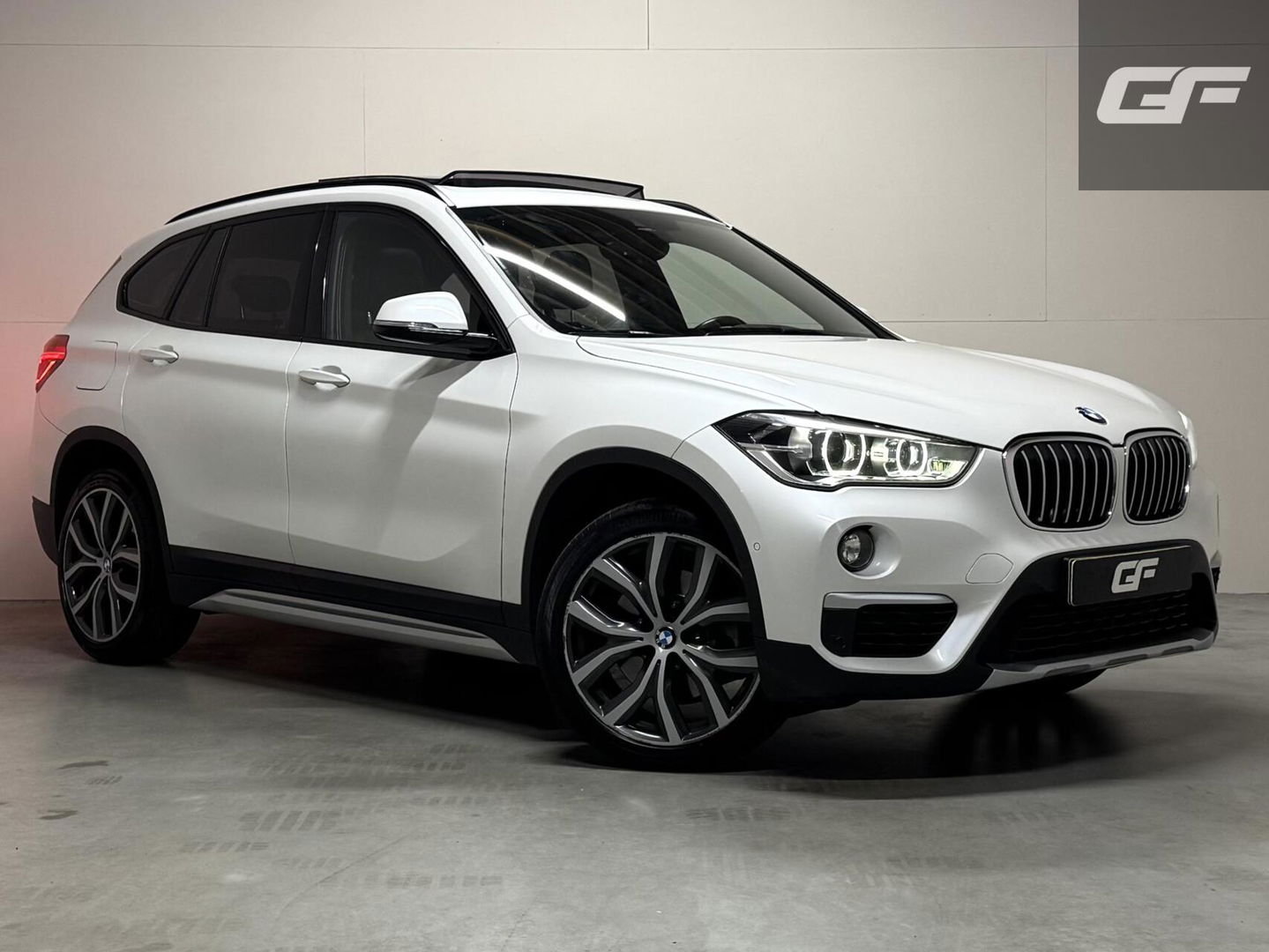 BMW X1 sDrive20i Sport Pano Leer H/K HUD Sfeerverl NAP