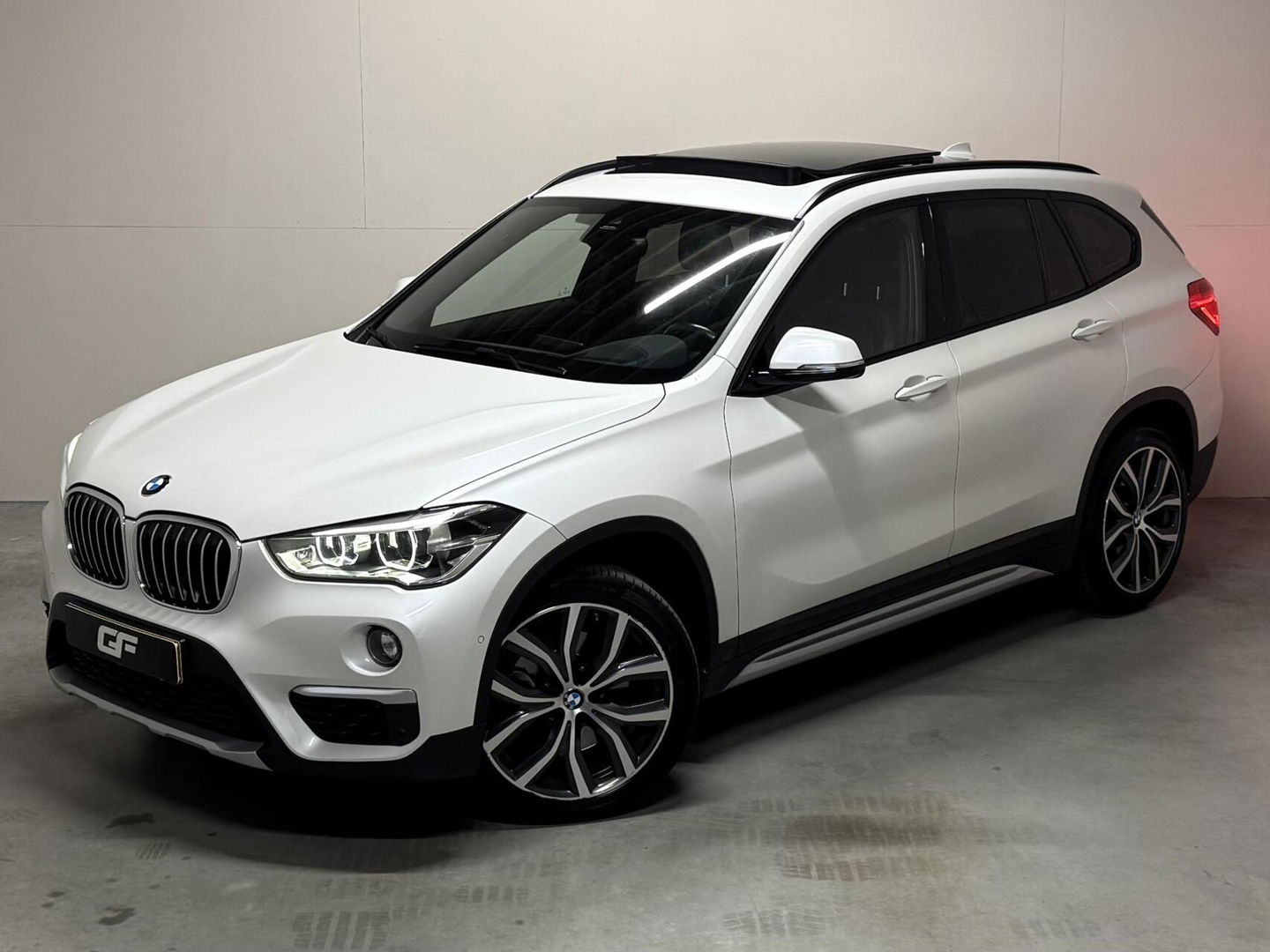 BMW X1 sDrive20i Sport Pano Leer H/K HUD Sfeerverl NAP