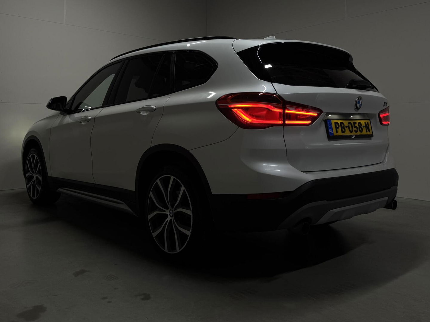BMW X1 sDrive20i Sport Pano Leer H/K HUD Sfeerverl NAP