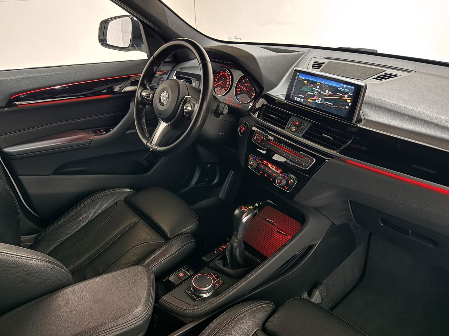 BMW X1 sDrive20i Sport Pano Leer H/K HUD Sfeerverl NAP