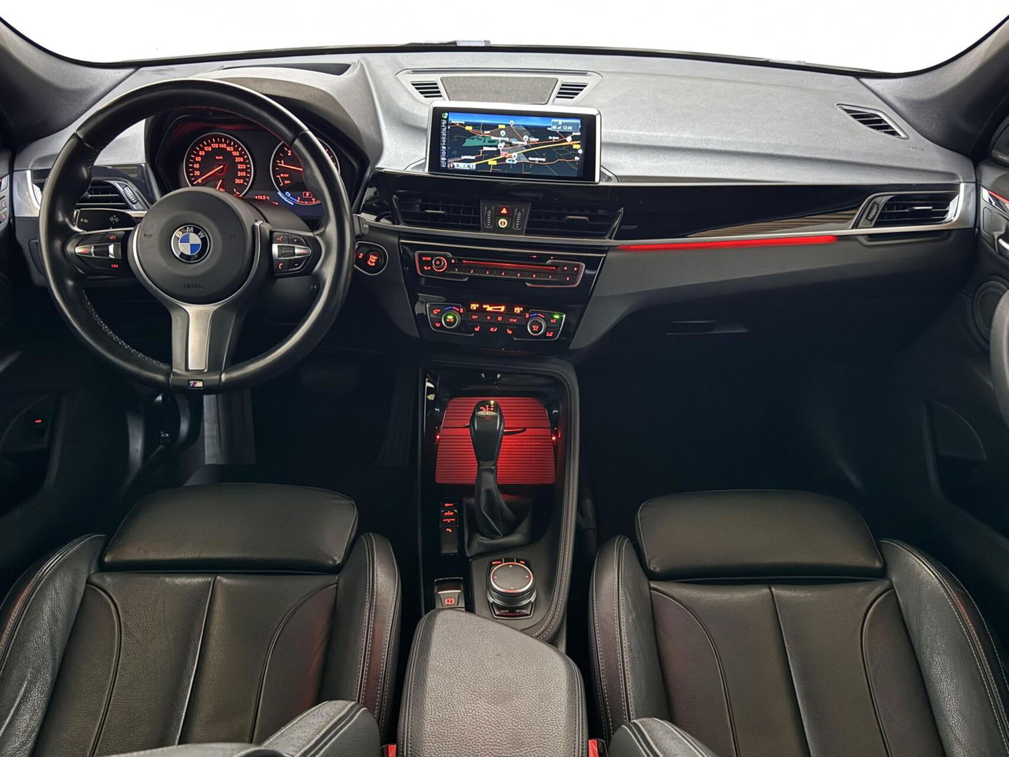 BMW X1 sDrive20i Sport Pano Leer H/K HUD Sfeerverl NAP