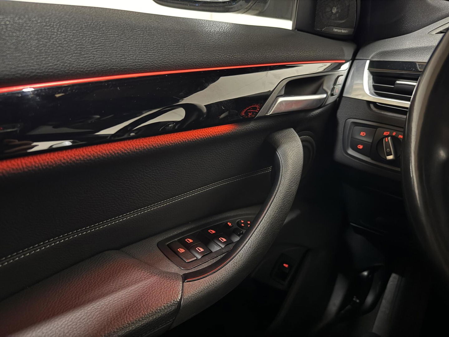 BMW X1 sDrive20i Sport Pano Leer H/K HUD Sfeerverl NAP