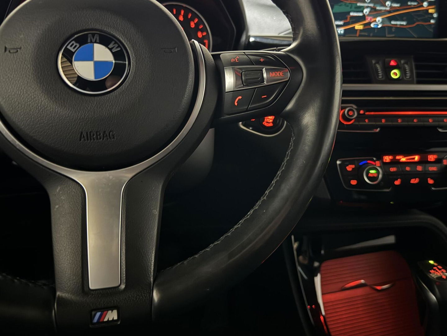 BMW X1 sDrive20i Sport Pano Leer H/K HUD Sfeerverl NAP