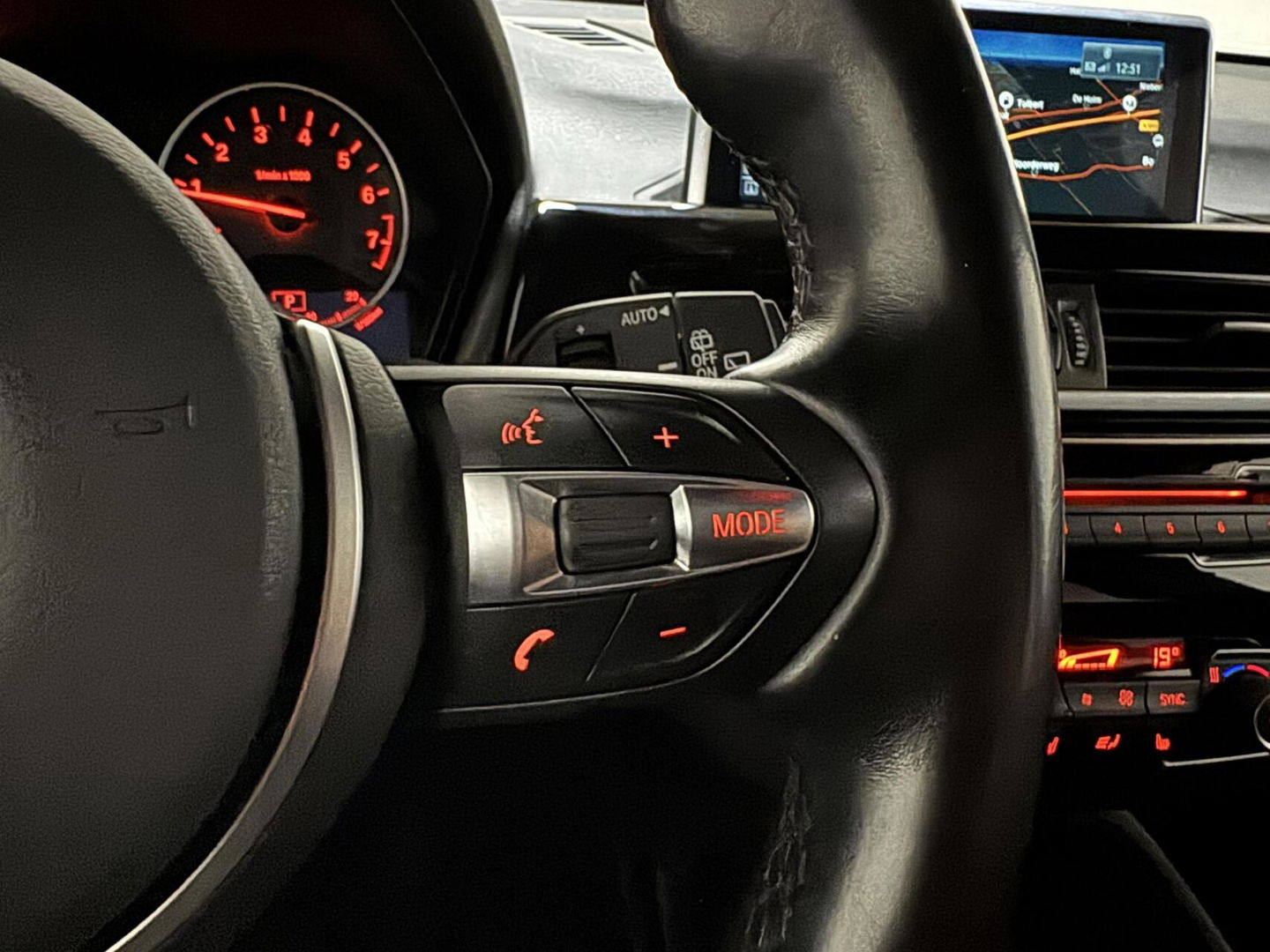 BMW X1 sDrive20i Sport Pano Leer H/K HUD Sfeerverl NAP