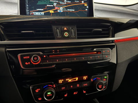 BMW X1 sDrive20i Sport Pano Leer H/K HUD Sfeerverl NAP