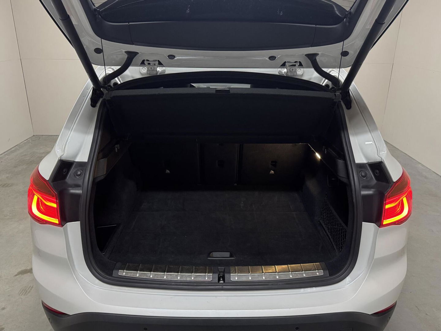 BMW X1 sDrive20i Sport Pano Leer H/K HUD Sfeerverl NAP