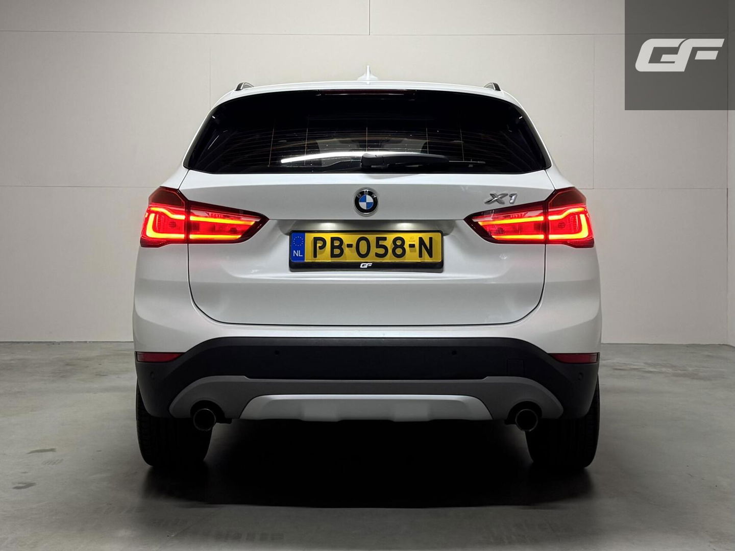 BMW X1 sDrive20i Sport Pano Leer H/K HUD Sfeerverl NAP