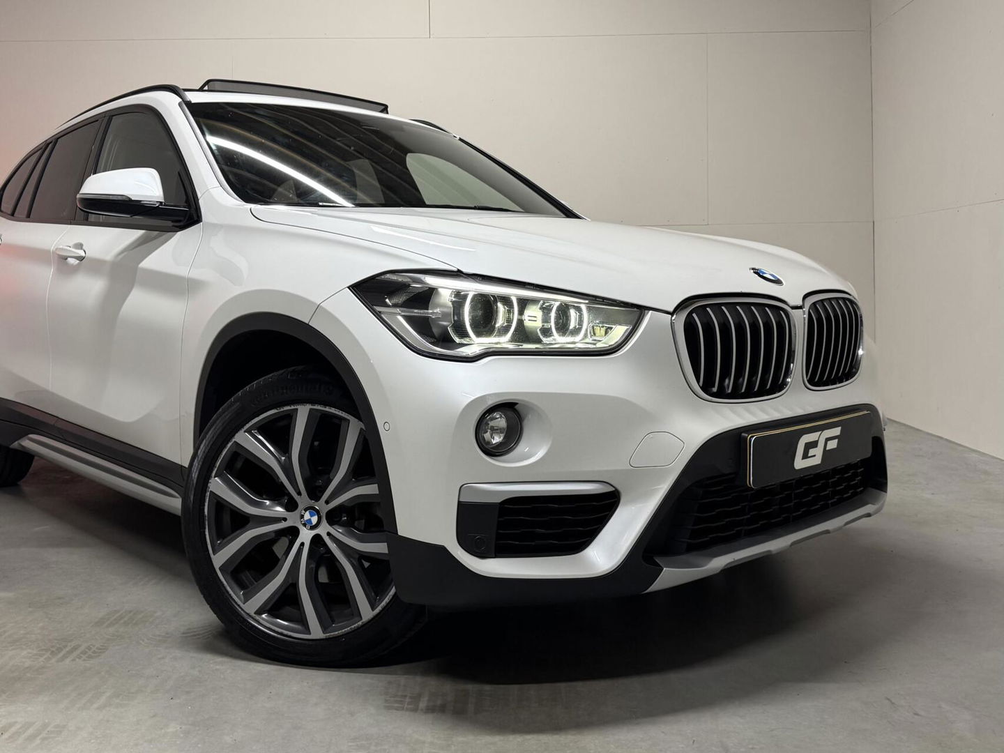 BMW X1 sDrive20i Sport Pano Leer H/K HUD Sfeerverl NAP