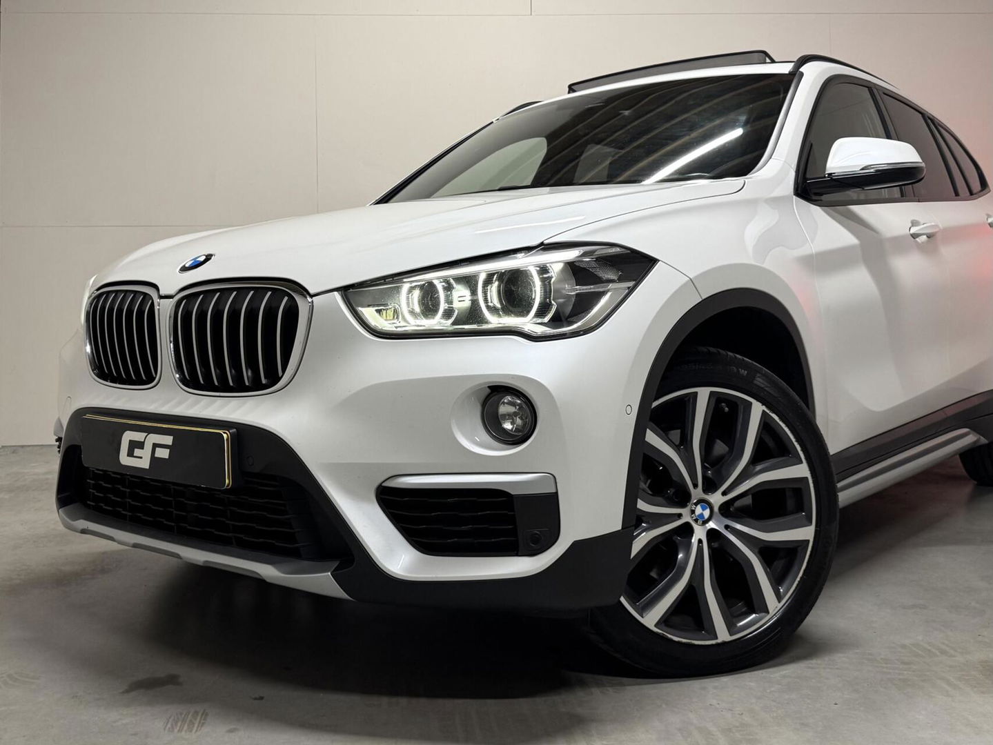BMW X1 sDrive20i Sport Pano Leer H/K HUD Sfeerverl NAP