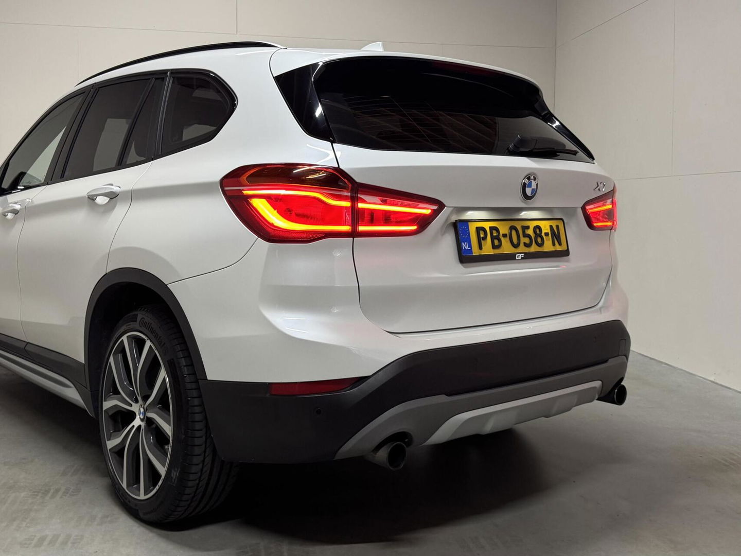 BMW X1 sDrive20i Sport Pano Leer H/K HUD Sfeerverl NAP