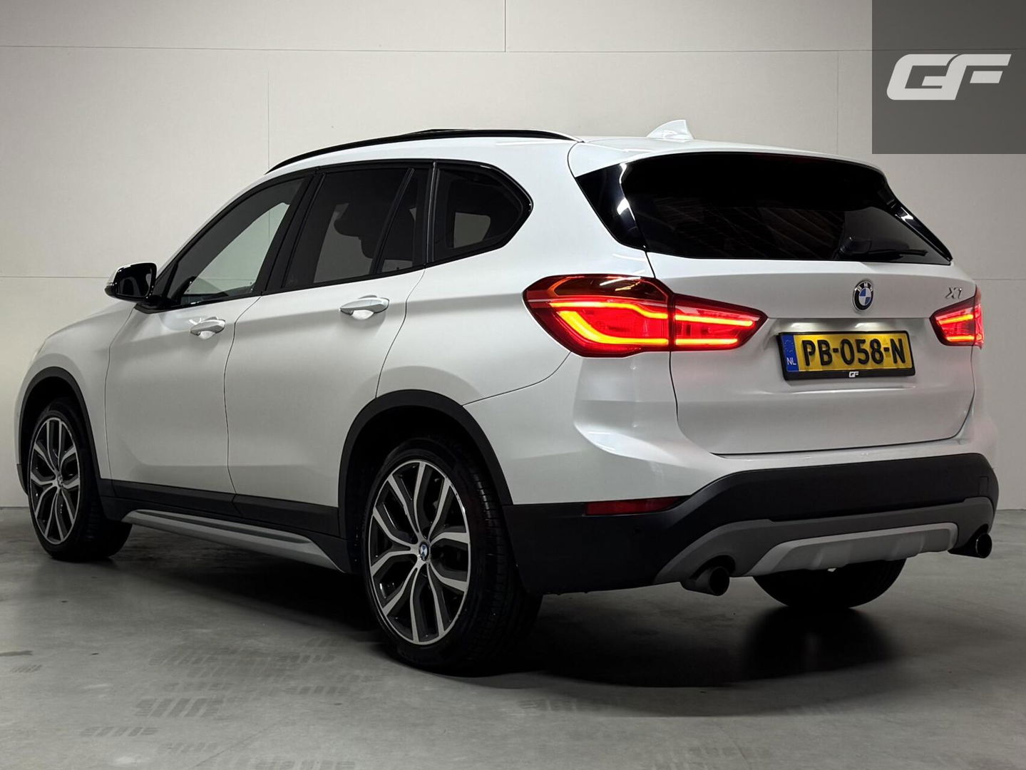 BMW X1 sDrive20i Sport Pano Leer H/K HUD Sfeerverl NAP
