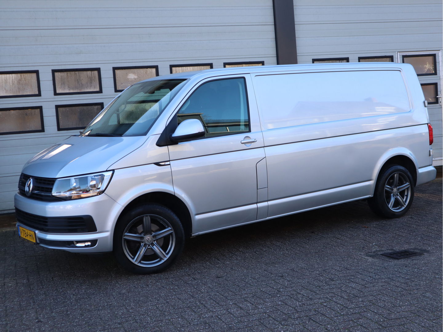 Volkswagen Transporter 2.0 TDI 150pk Euro 6 Automaat - L2 Lang - Trekhaak - Leer
