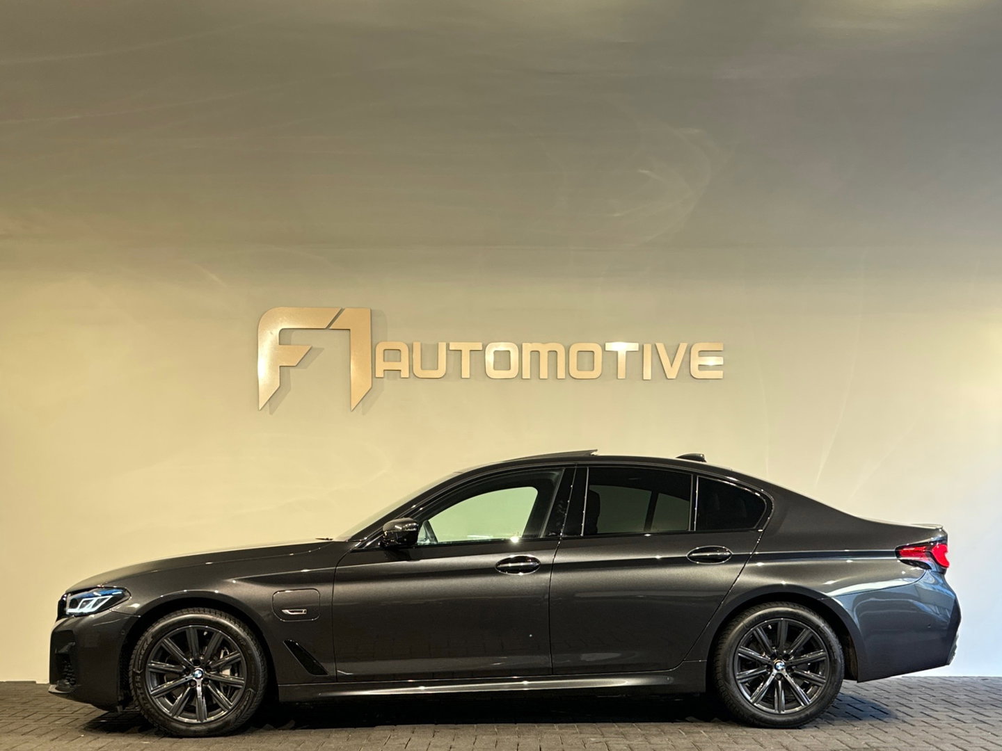 BMW 5 Serie 545e xDrive High Executive M Sport Pano|Memory