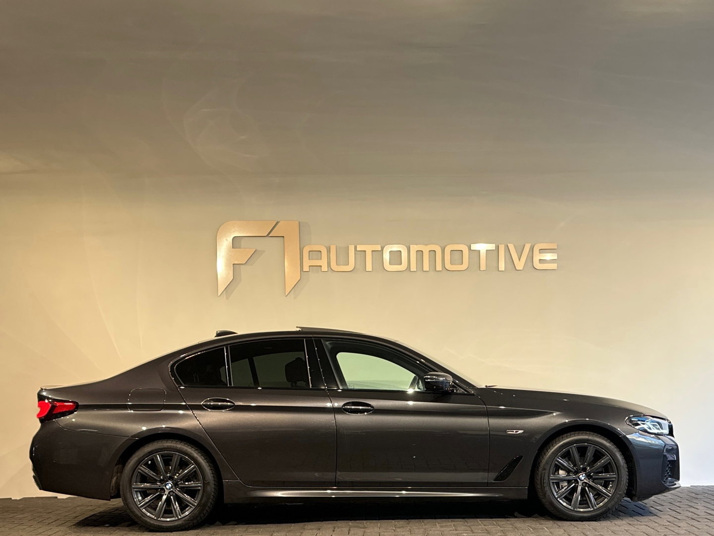 BMW 5 Serie 545e xDrive High Executive M Sport Pano|Memory