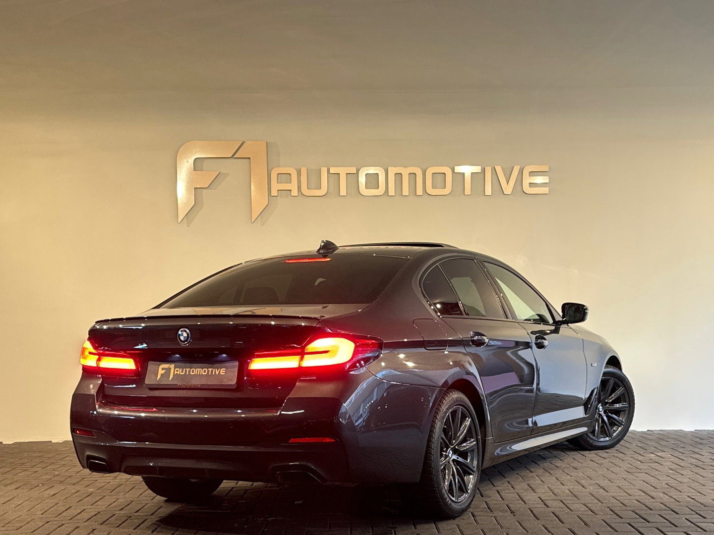 BMW 5 Serie 545e xDrive High Executive M Sport Pano|Memory