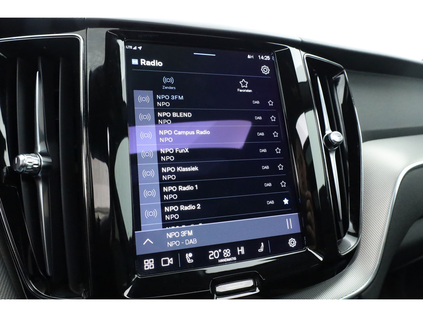 Volvo XC60 2.0 B4 R-Design | Pano-dak | 360 camera | ACC | 21 inch | Sportstoelen | H&K Audio |