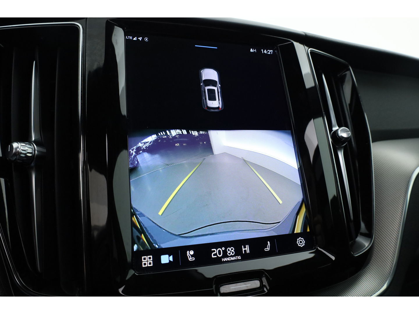 Volvo XC60 2.0 B4 R-Design | Pano-dak | 360 camera | ACC | 21 inch | Sportstoelen | H&K Audio |