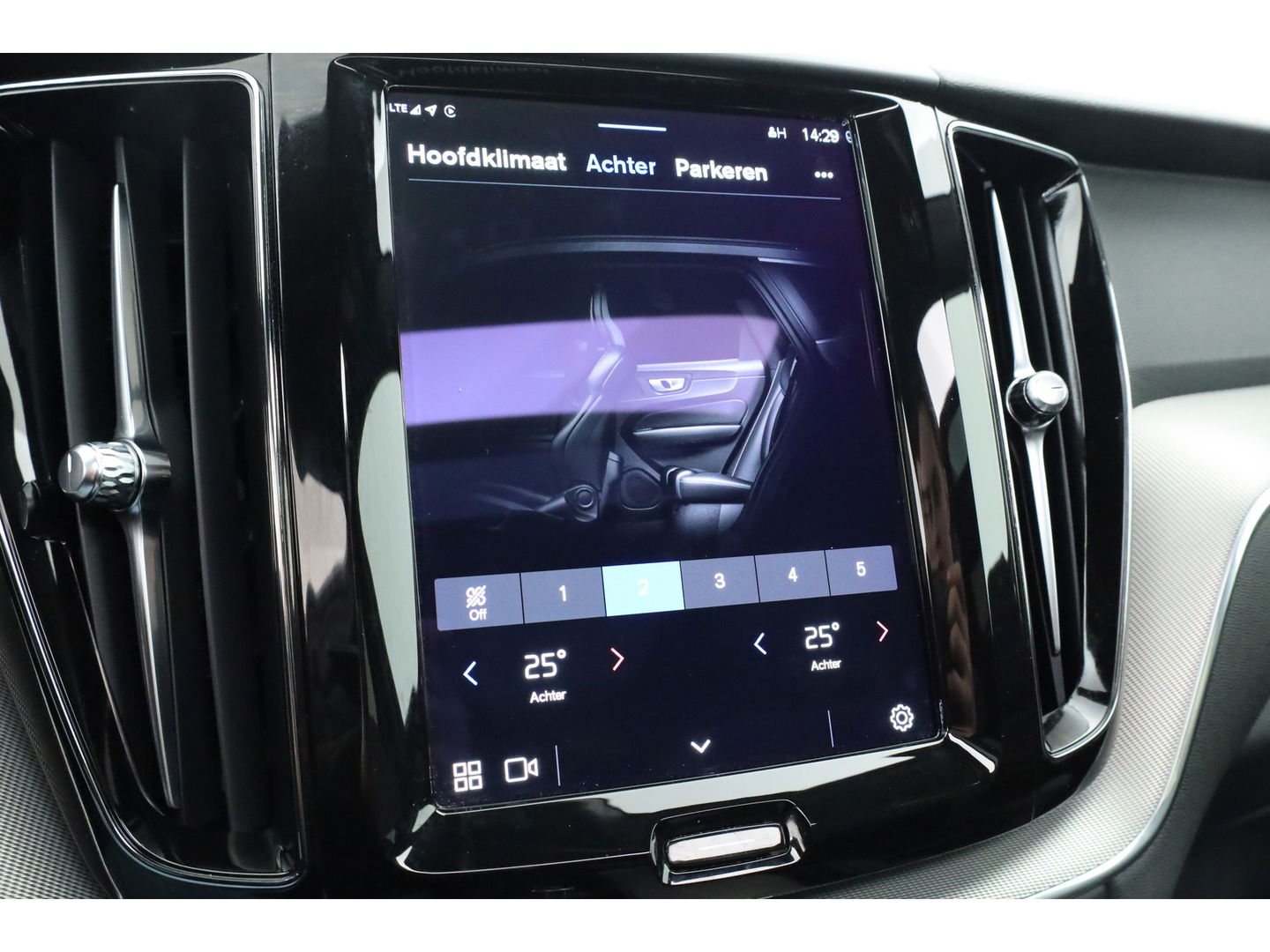 Volvo XC60 2.0 B4 R-Design | Pano-dak | 360 camera | ACC | 21 inch | Sportstoelen | H&K Audio |