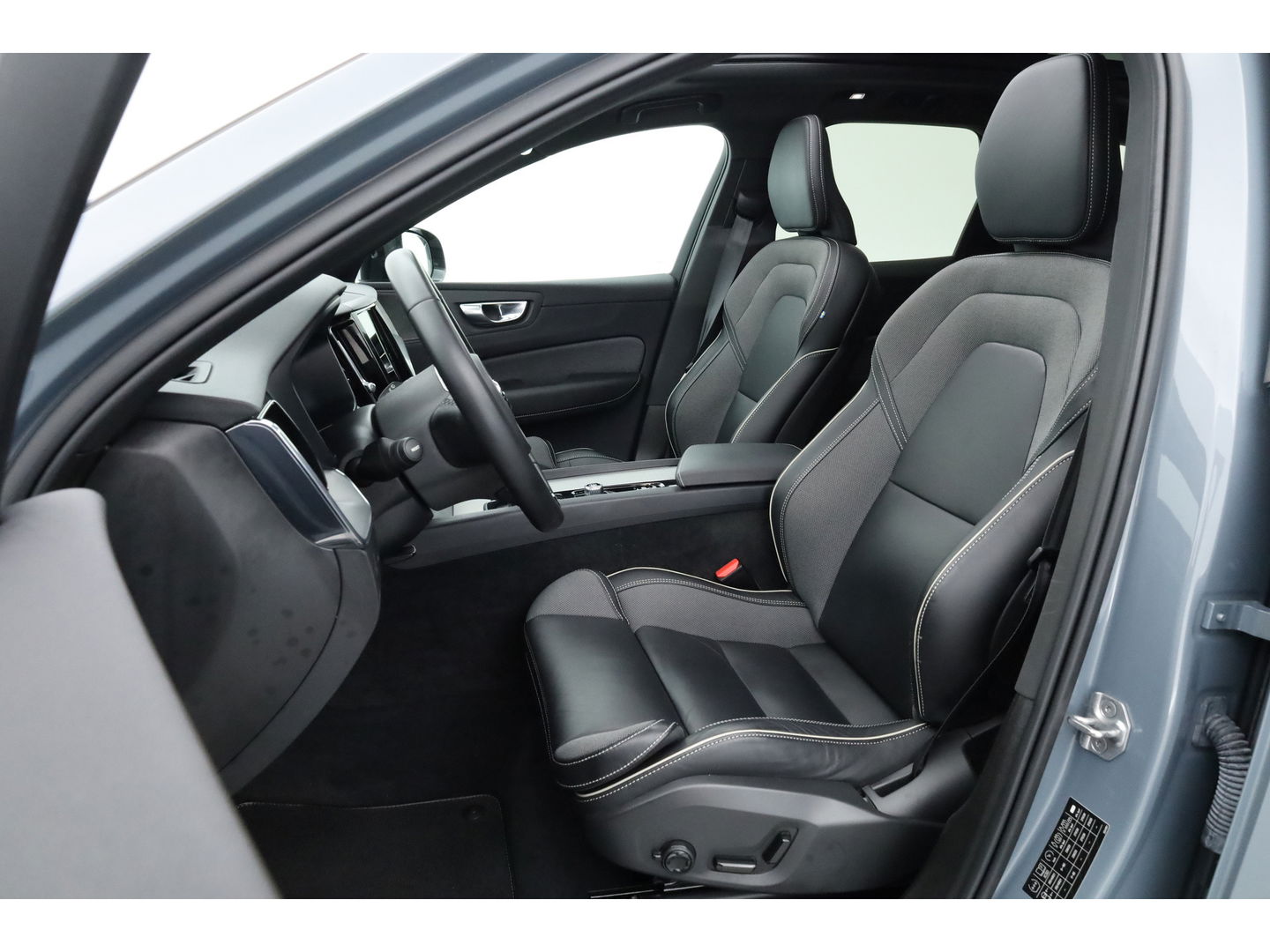 Volvo XC60 2.0 B4 R-Design | Pano-dak | 360 camera | ACC | 21 inch | Sportstoelen | H&K Audio |