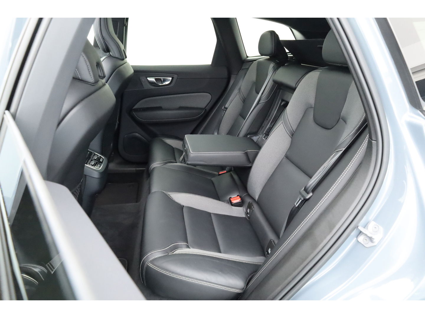 Volvo XC60 2.0 B4 R-Design | Pano-dak | 360 camera | ACC | 21 inch | Sportstoelen | H&K Audio |