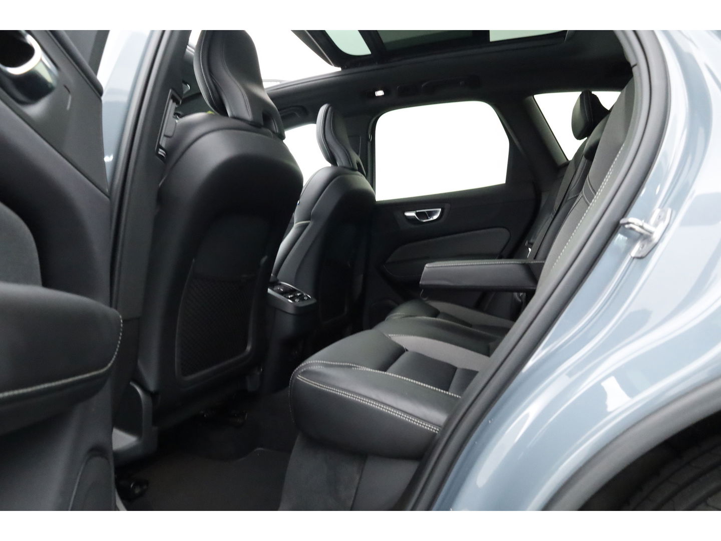 Volvo XC60 2.0 B4 R-Design | Pano-dak | 360 camera | ACC | 21 inch | Sportstoelen | H&K Audio |