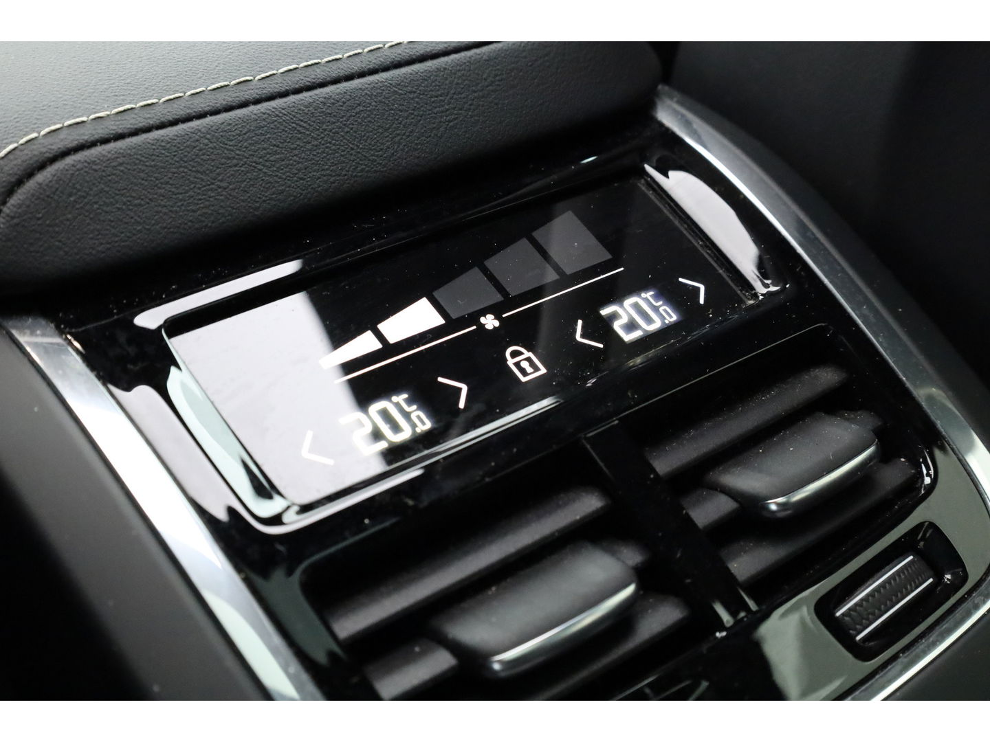 Volvo XC60 2.0 B4 R-Design | Pano-dak | 360 camera | ACC | 21 inch | Sportstoelen | H&K Audio |