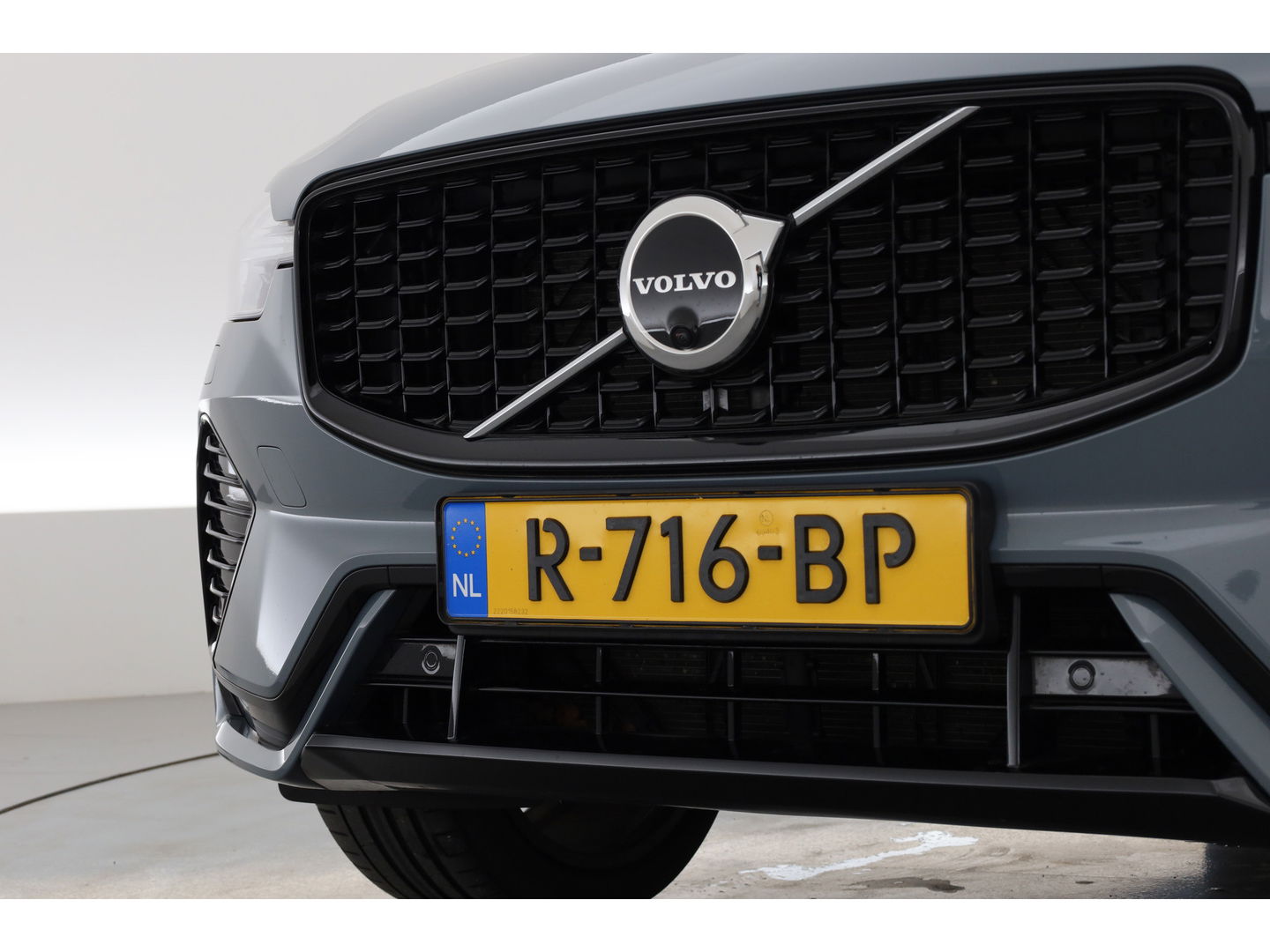 Volvo XC60 2.0 B4 R-Design | Pano-dak | 360 camera | ACC | 21 inch | Sportstoelen | H&K Audio |