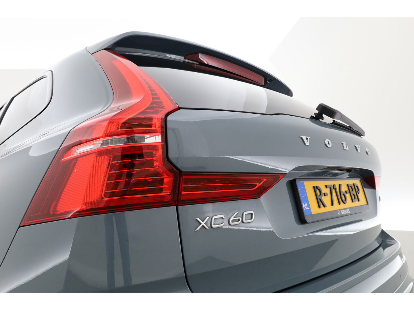 Volvo XC60 2.0 B4 R-Design | Pano-dak | 360 camera | ACC | 21 inch | Sportstoelen | H&K Audio |