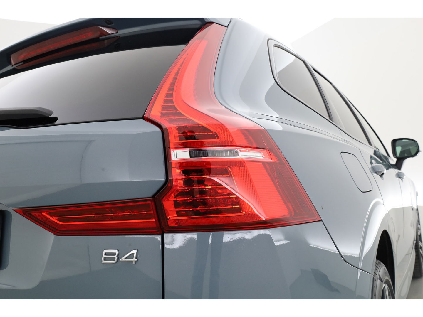Volvo XC60 2.0 B4 R-Design | Pano-dak | 360 camera | ACC | 21 inch | Sportstoelen | H&K Audio |