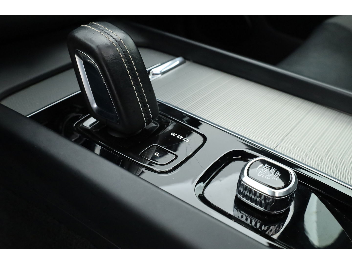 Volvo XC60 2.0 B4 R-Design | Pano-dak | 360 camera | ACC | 21 inch | Sportstoelen | H&K Audio |