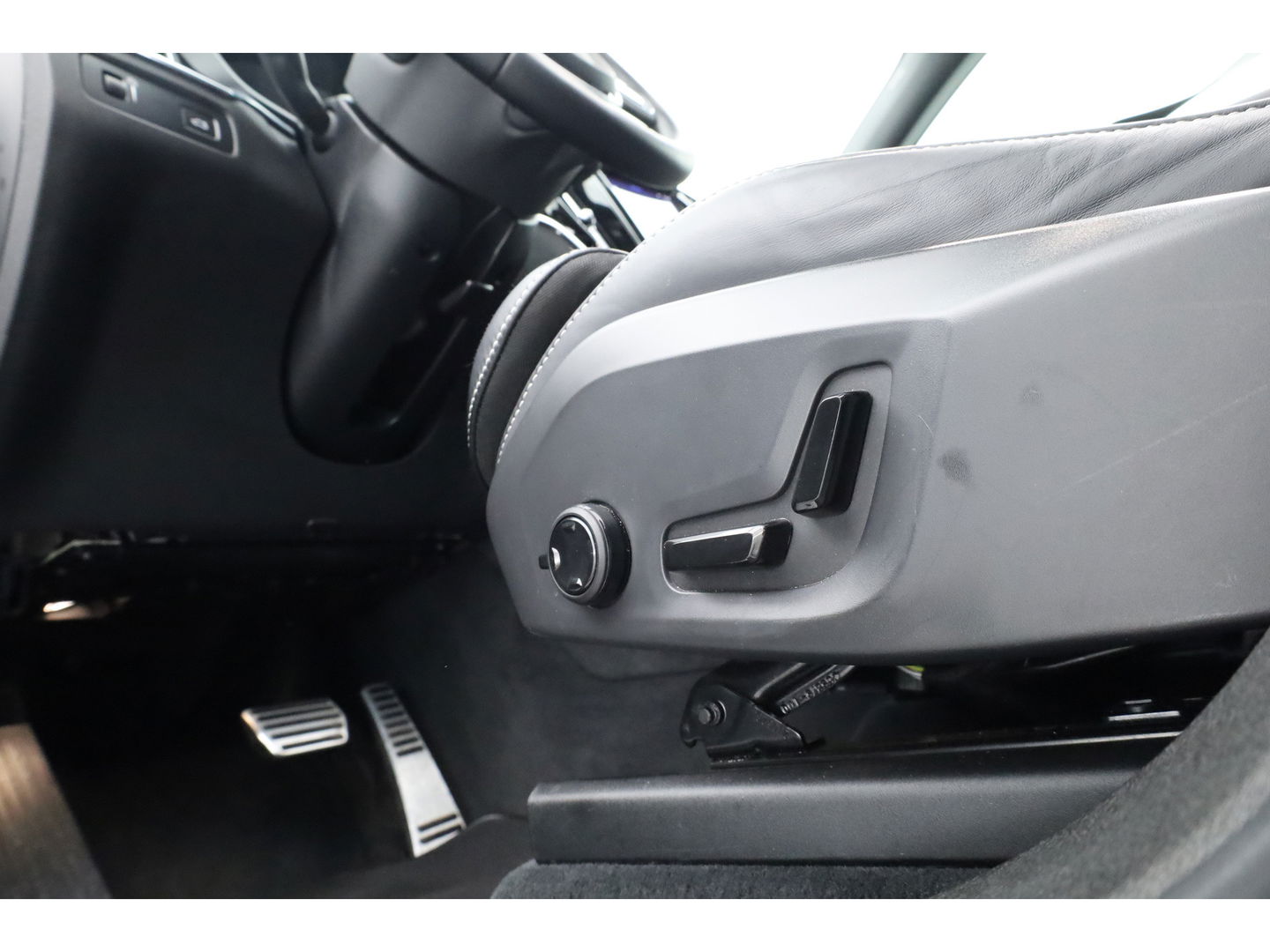 Volvo XC60 2.0 B4 R-Design | Pano-dak | 360 camera | ACC | 21 inch | Sportstoelen | H&K Audio |