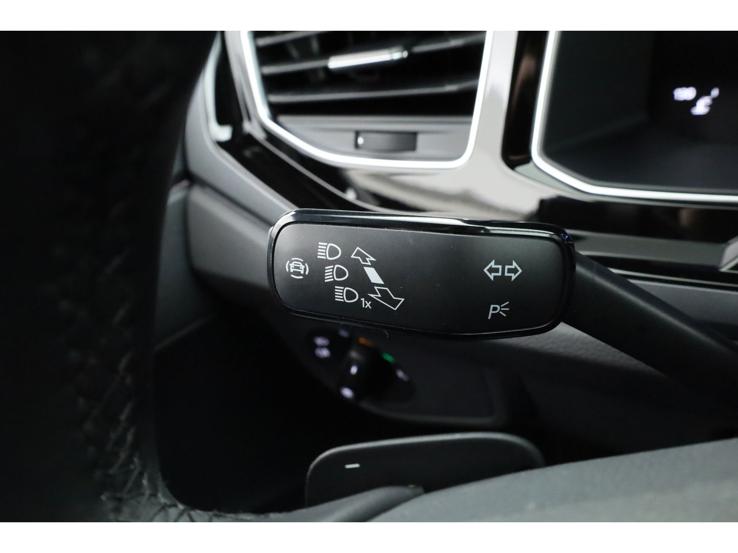 Volkswagen Polo 1.0 TSI R-Line DSG | IQ. Light | Adapt. Cruise | Camera | Apple CarPlay | Navi | Stoelverw. | PDC