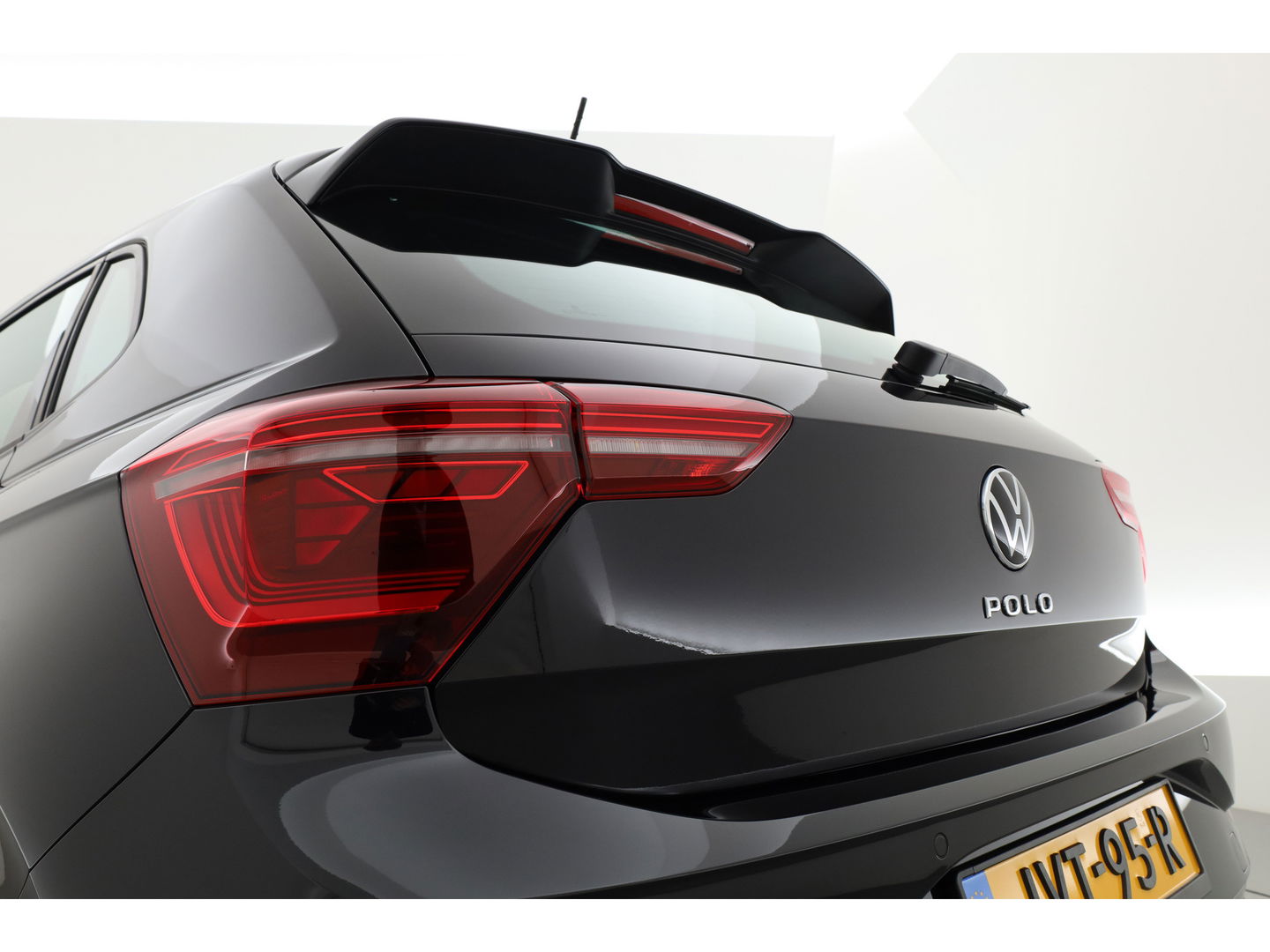 Volkswagen Polo 1.0 TSI R-Line DSG | IQ. Light | Adapt. Cruise | Camera | Apple CarPlay | Navi | Stoelverw. | PDC