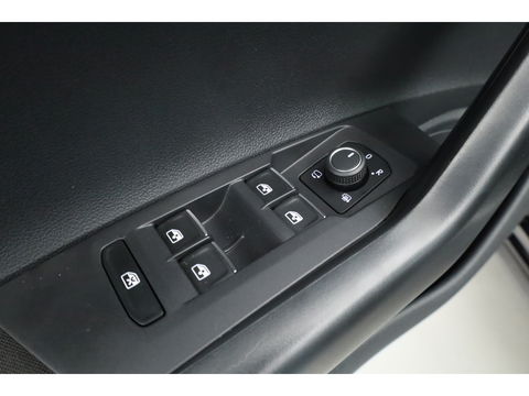 Volkswagen Polo 1.0 TSI R-Line DSG | IQ. Light | Adapt. Cruise | Camera | Apple CarPlay | Navi | Stoelverw. | PDC