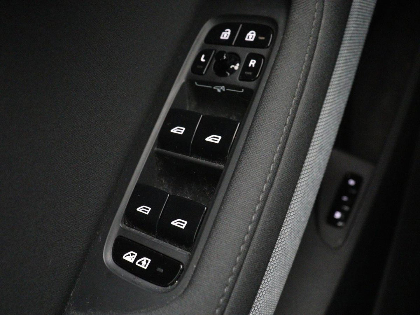 Polestar 2 Long Range Dual Motor Launch Edition 78kWh | SOH 92% |  Panoramadak | Trekhaak | 360 Camera | Achterbankverwarming | Adaptive cruise | Carplay | Camera | Stoelverwarming | Keyless