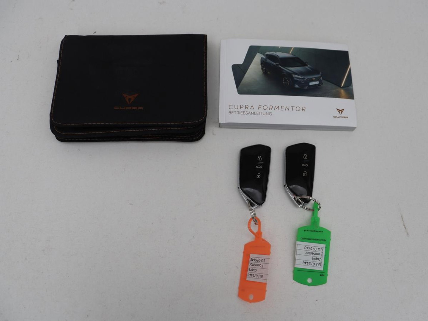 CUPRA Formentor 1.4 eHybrid VZ | 245pk | Trekhaak | Stoelverwarming | Adaptive cruise | Carplay | Navigatie | Sfeerverlichting | Keyless | Half leder | Camera | Stuurverwarming | PHEV | Plug In