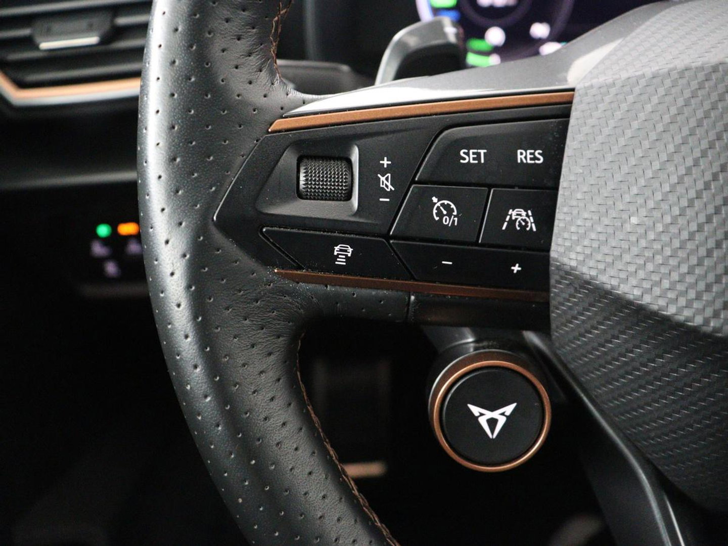 CUPRA Formentor 1.4 eHybrid VZ | 245pk | Trekhaak | Stoelverwarming | Adaptive cruise | Carplay | Navigatie | Sfeerverlichting | Keyless | Half leder | Camera | Stuurverwarming | PHEV | Plug In