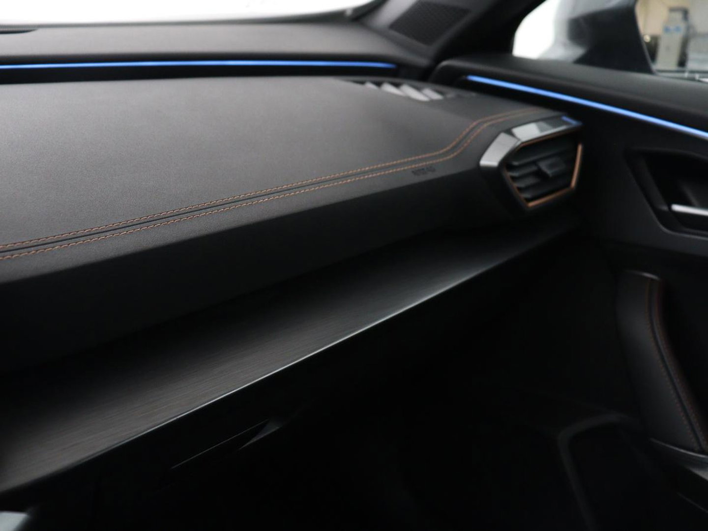 CUPRA Formentor 1.4 eHybrid VZ | 245pk | Trekhaak | Stoelverwarming | Adaptive cruise | Carplay | Navigatie | Sfeerverlichting | Keyless | Half leder | Camera | Stuurverwarming | PHEV | Plug In