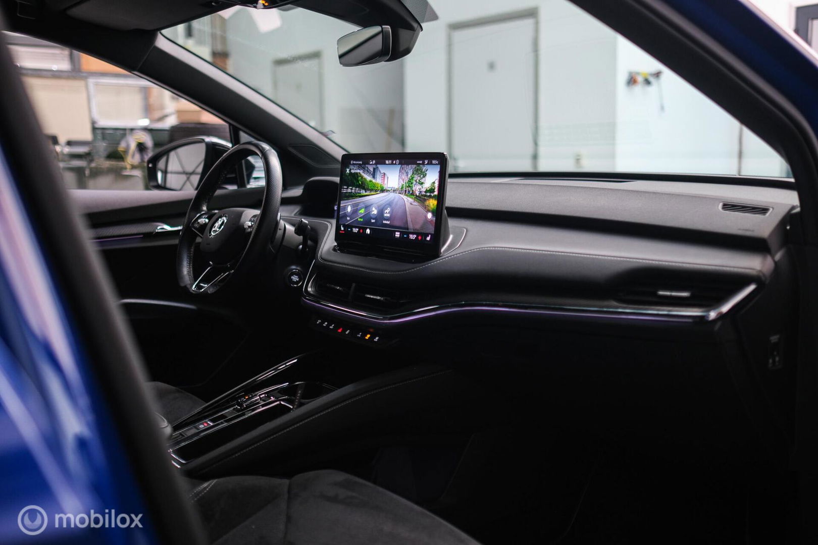 Škoda Enyaq iV 60 Sportline | Sportstoelen | Alcantara | Camera | NL auto | 1e eigenaar | Energy Blue | LED | Rijklaarprijs |