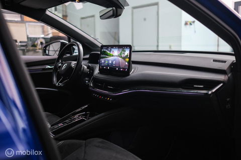 Škoda Enyaq iV 60 Sportline | Sportstoelen | Alcantara | Camera | NL auto | 1e eigenaar | Energy Blue | LED | Rijklaarprijs |