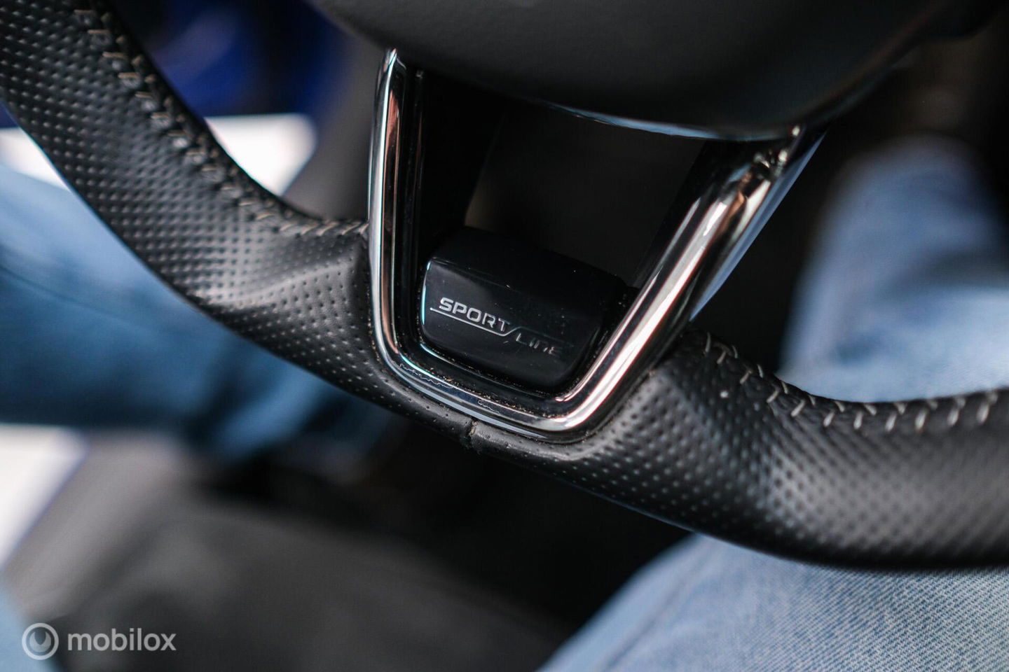 Škoda Enyaq iV 60 Sportline | Sportstoelen | Alcantara | Camera | NL auto | 1e eigenaar | Energy Blue | LED | Rijklaarprijs |